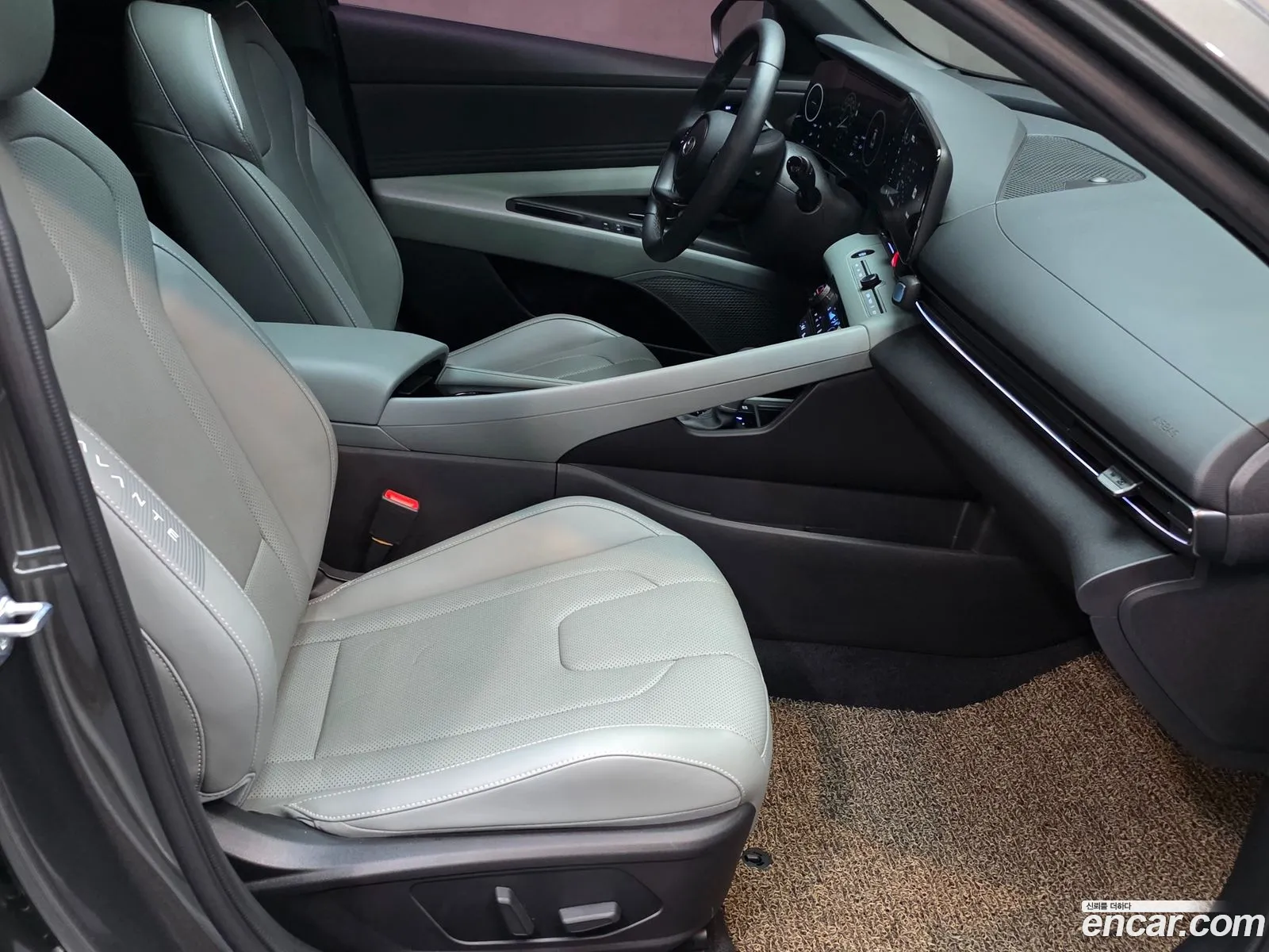 Hyundai Elantra 2023 — 4