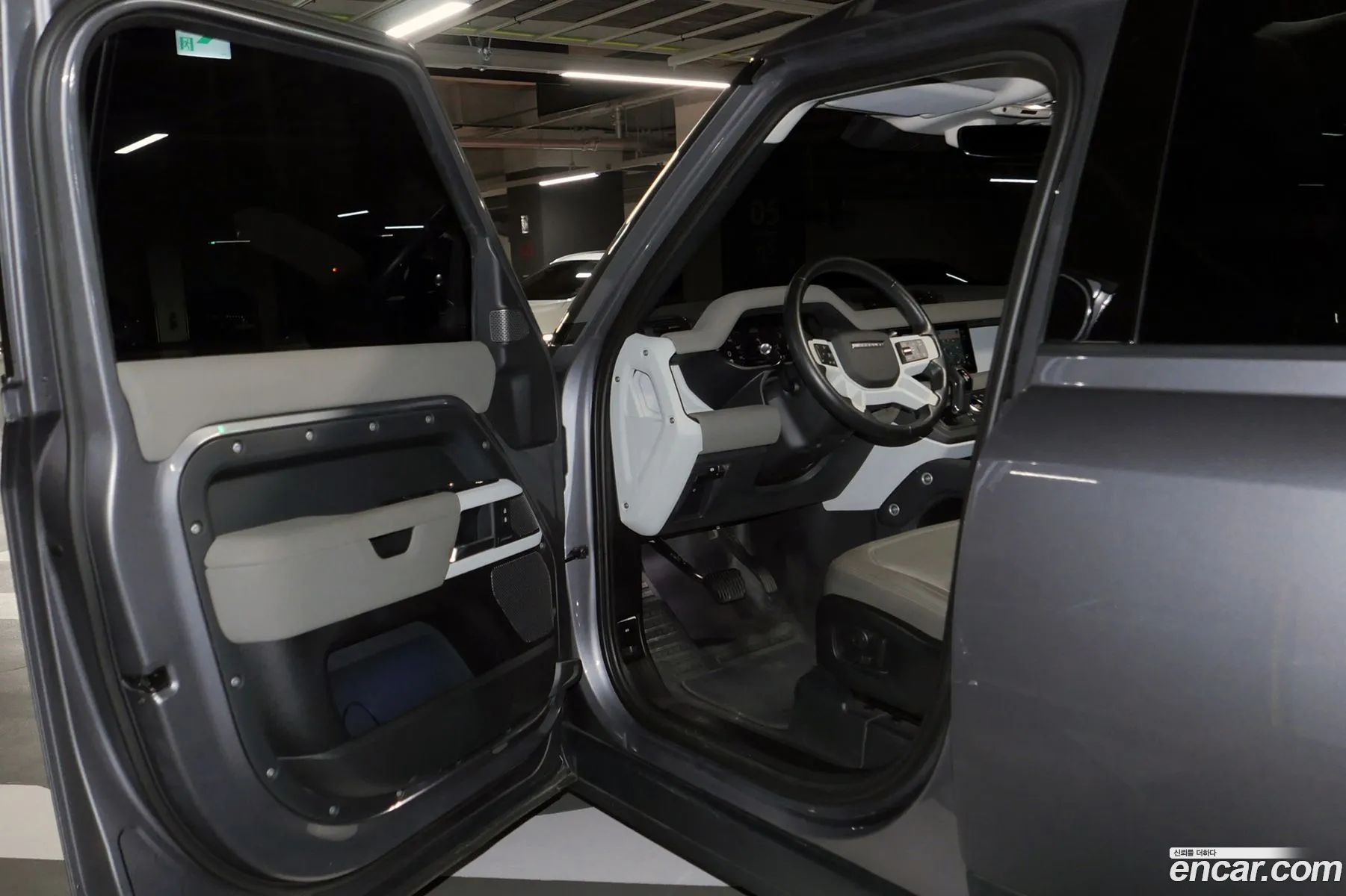 Land Rover Defender 2021 — 16
