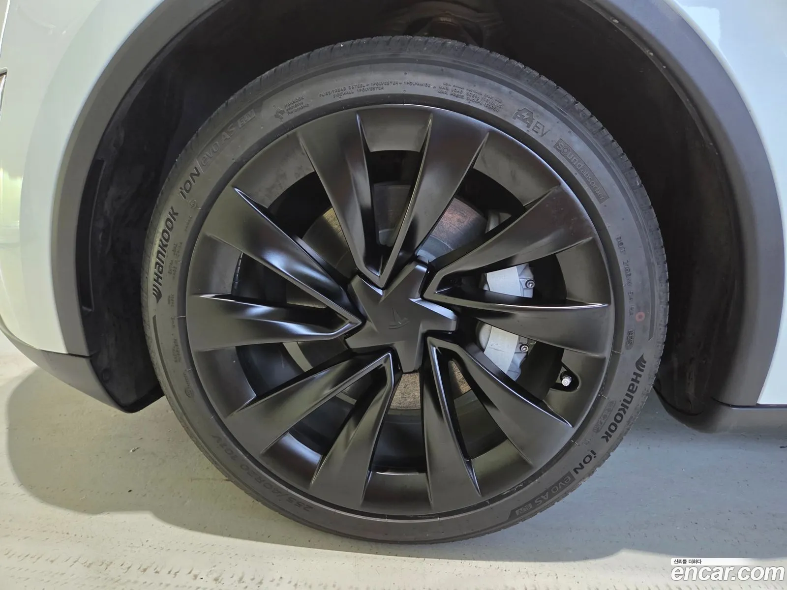 Tesla Model Y 2025 — 18