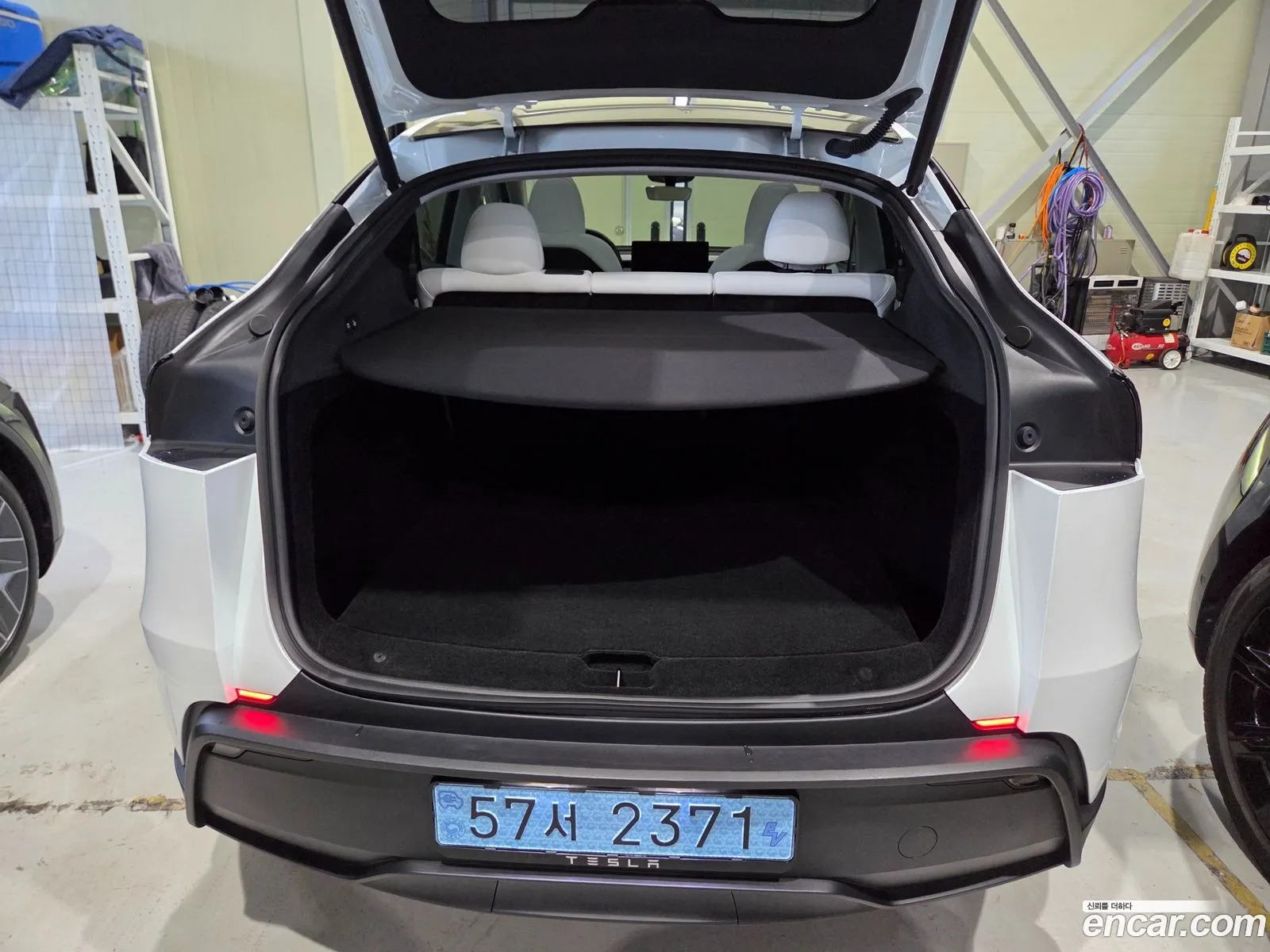 Tesla Model Y 2025 — 17