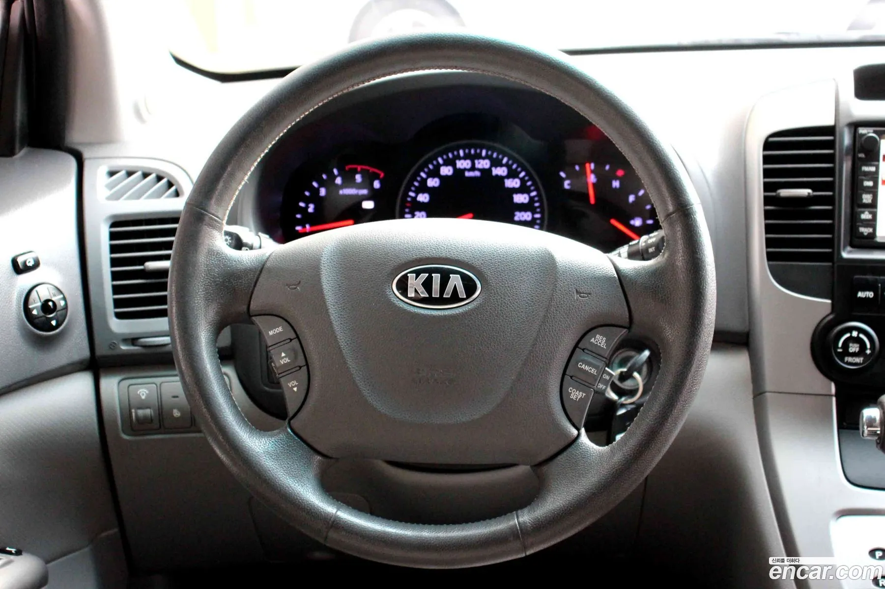 Kia Carnival R 2012 — 17