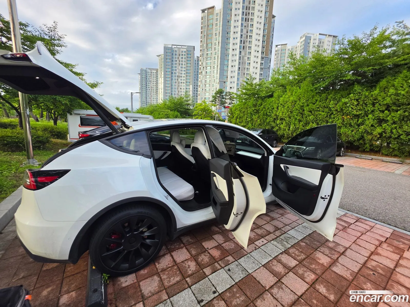 Tesla Model Y 2022 — 17