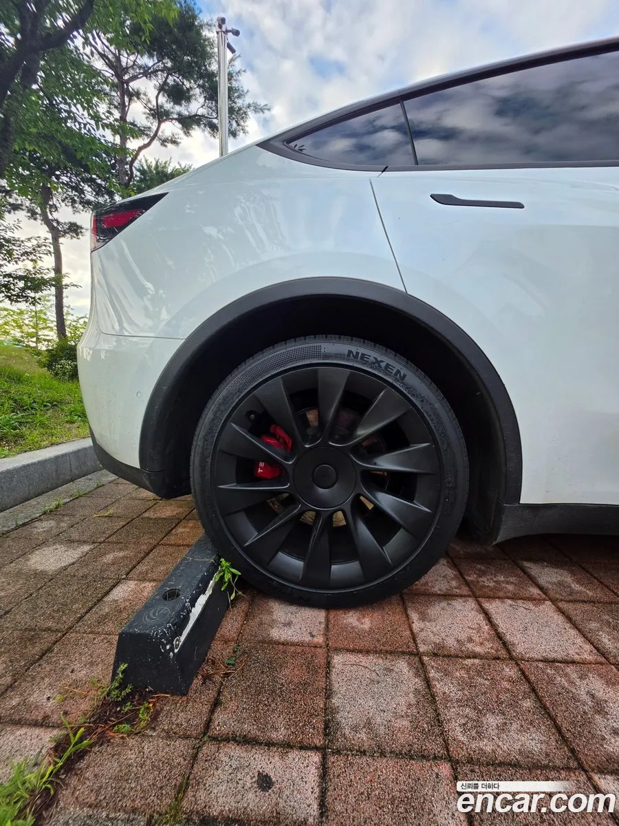 Tesla Model Y 2022 — 15