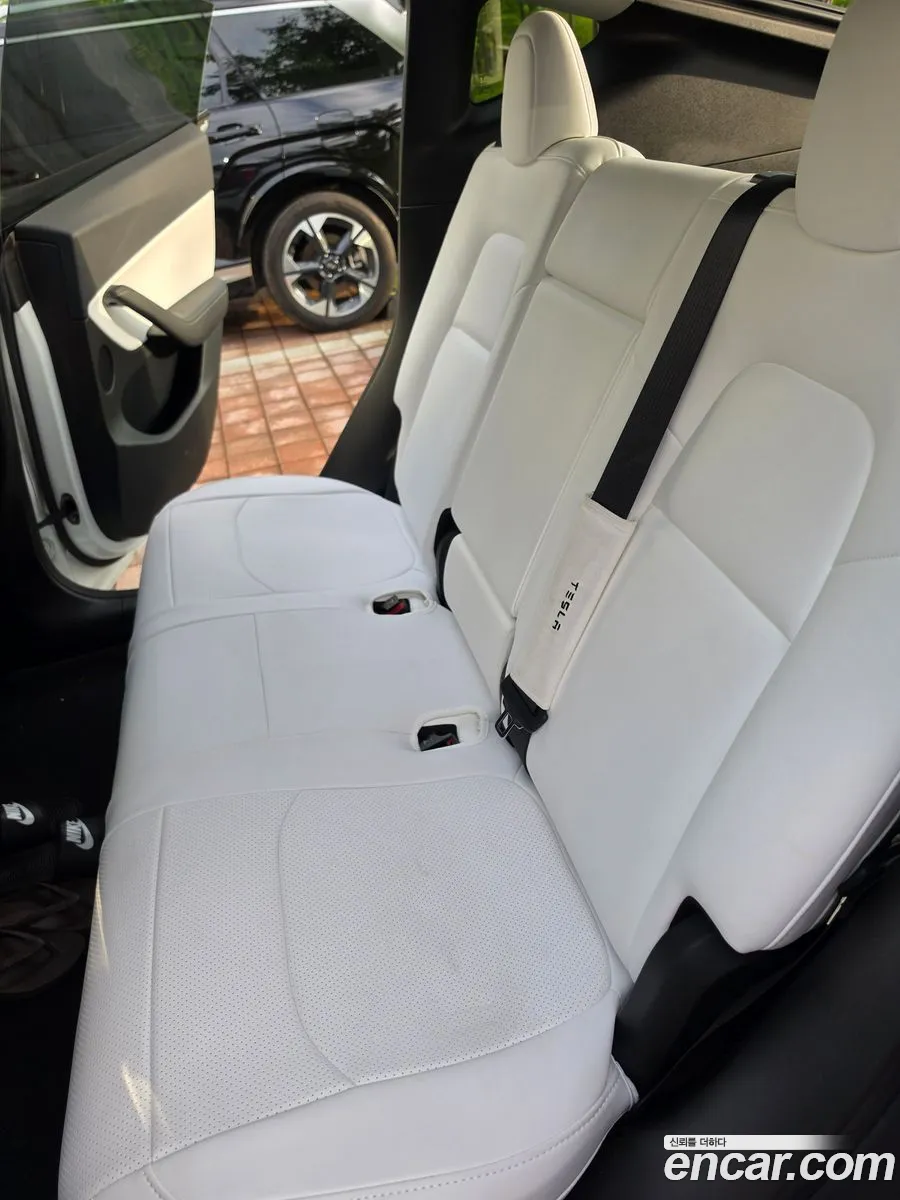 Tesla Model Y 2022 — 16