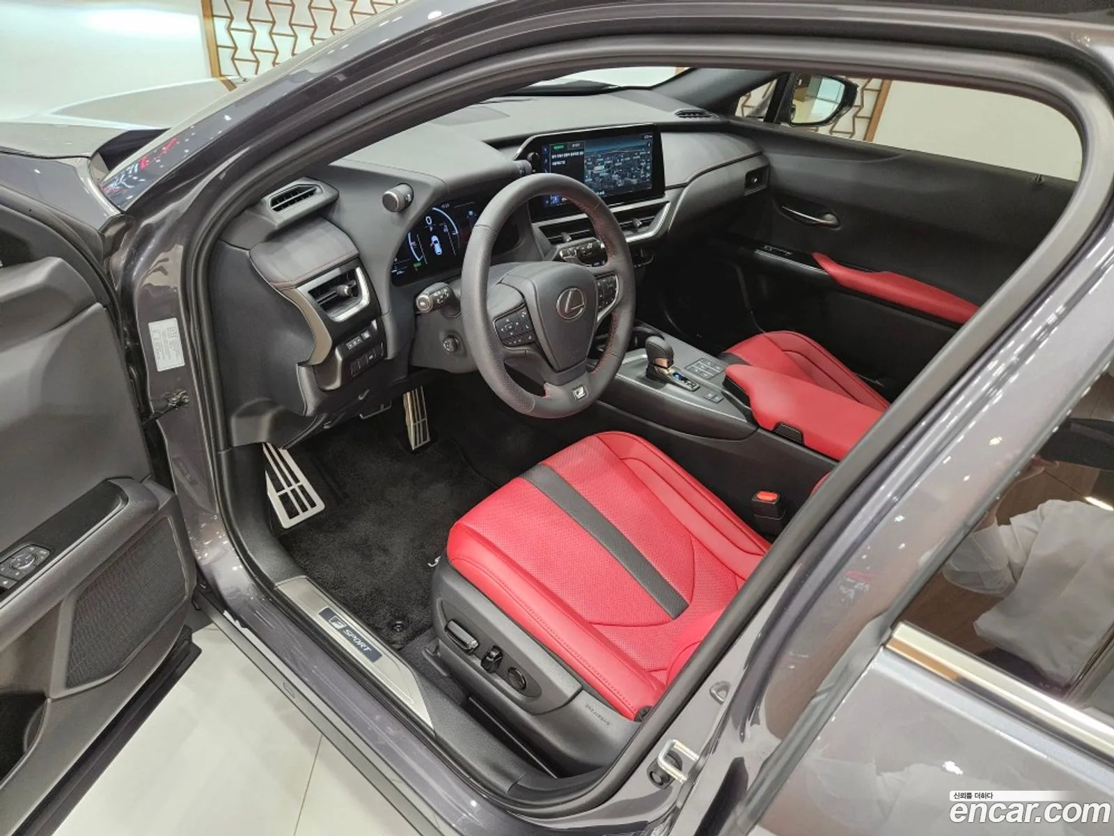 Lexus UX300h 2025 — 15
