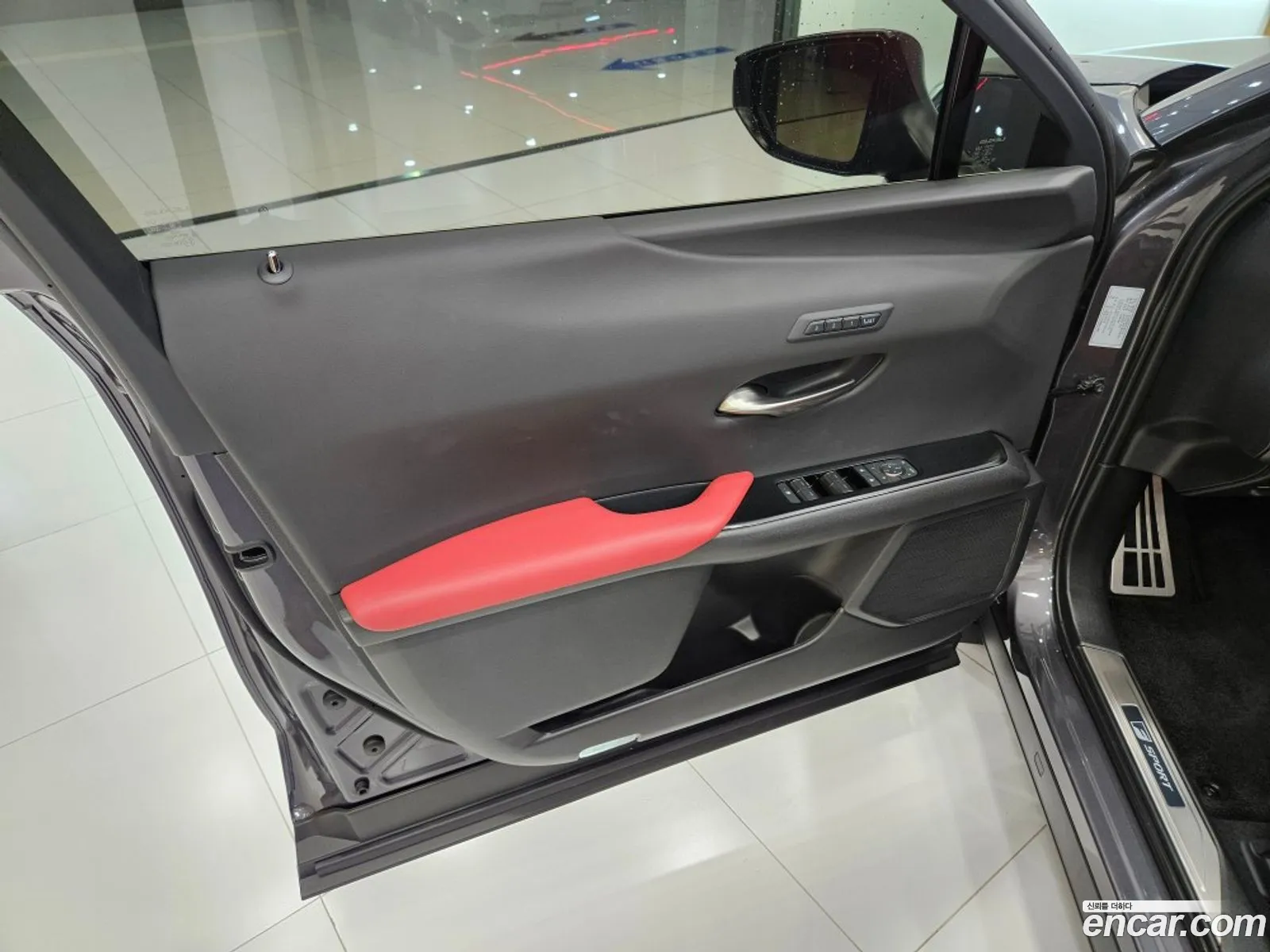 Lexus UX300h 2025 — 11