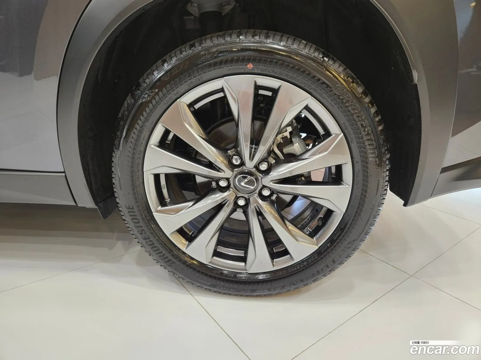 Lexus UX300h 2025 — 4