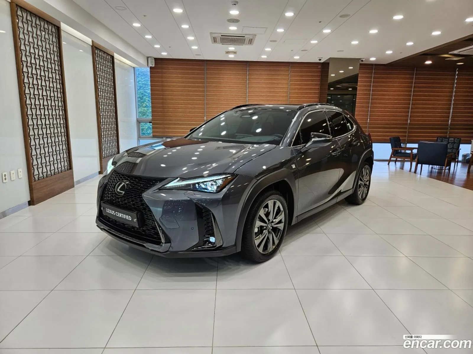 Lexus UX300h 2025 — 13