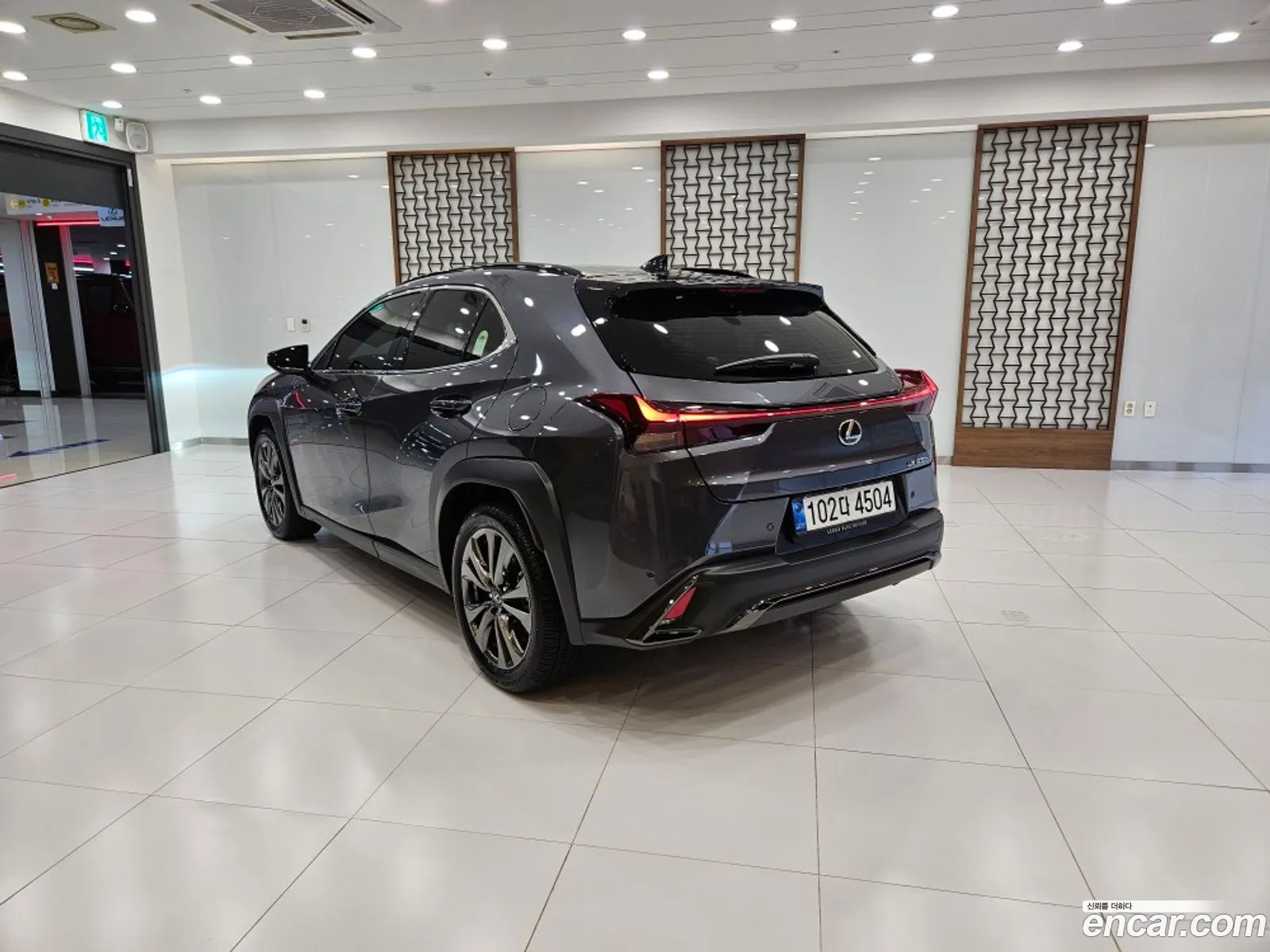Lexus UX300h 2025 — 8
