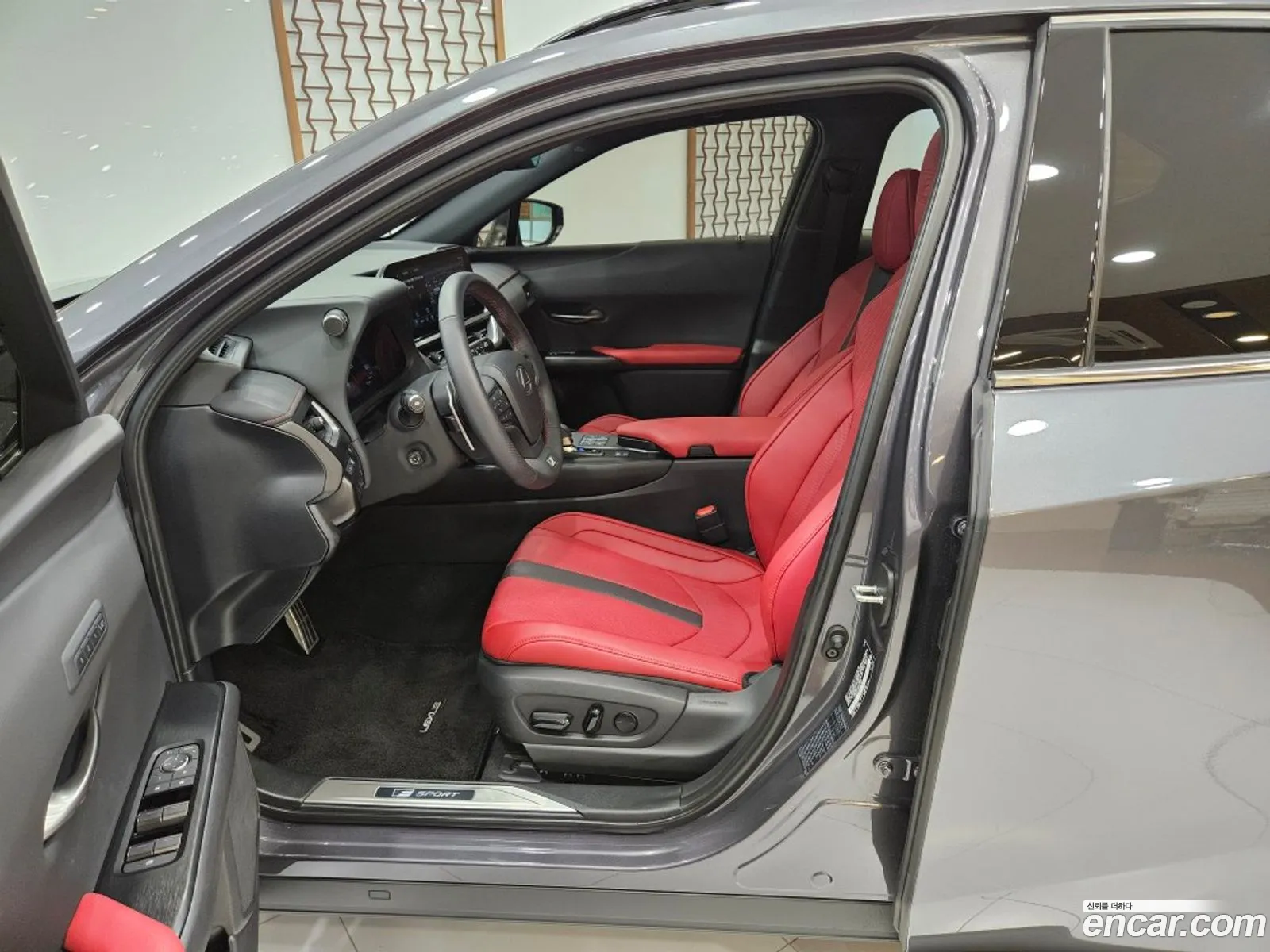 Lexus UX300h 2025 — 3