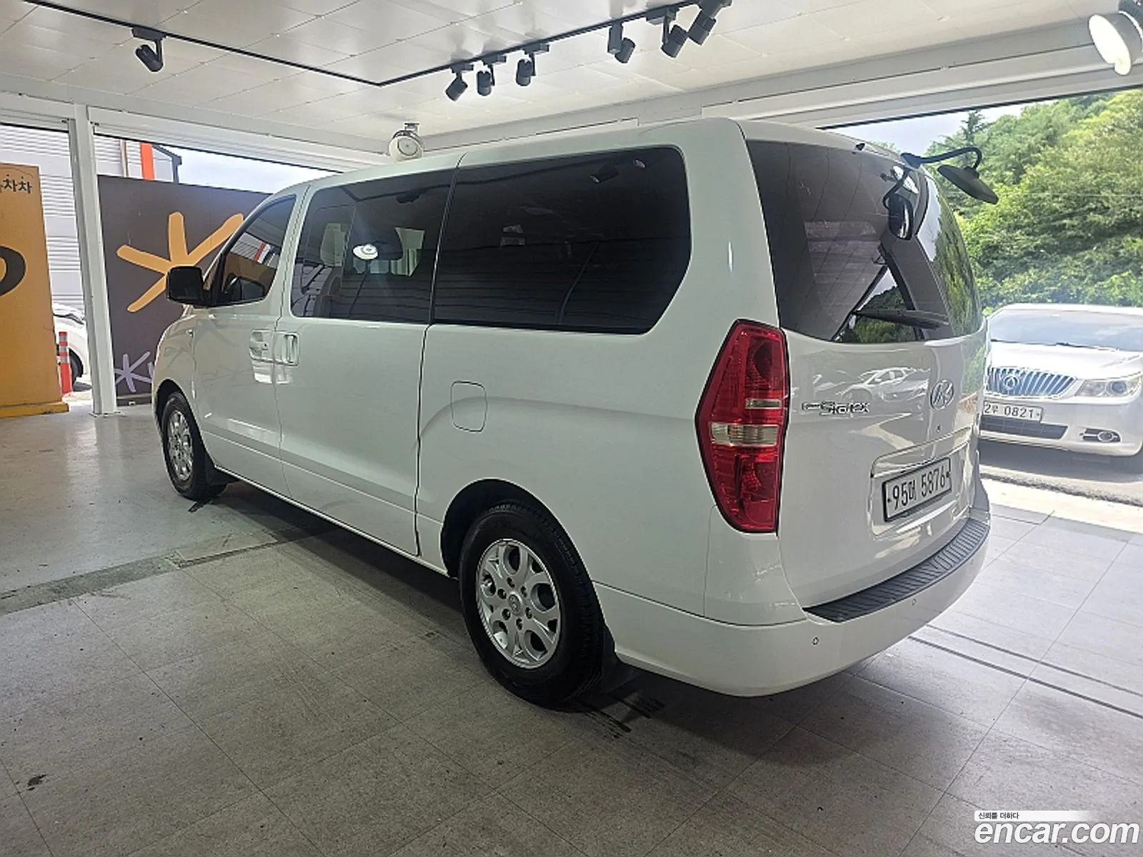 Hyundai Grand Starex 2012 — 17