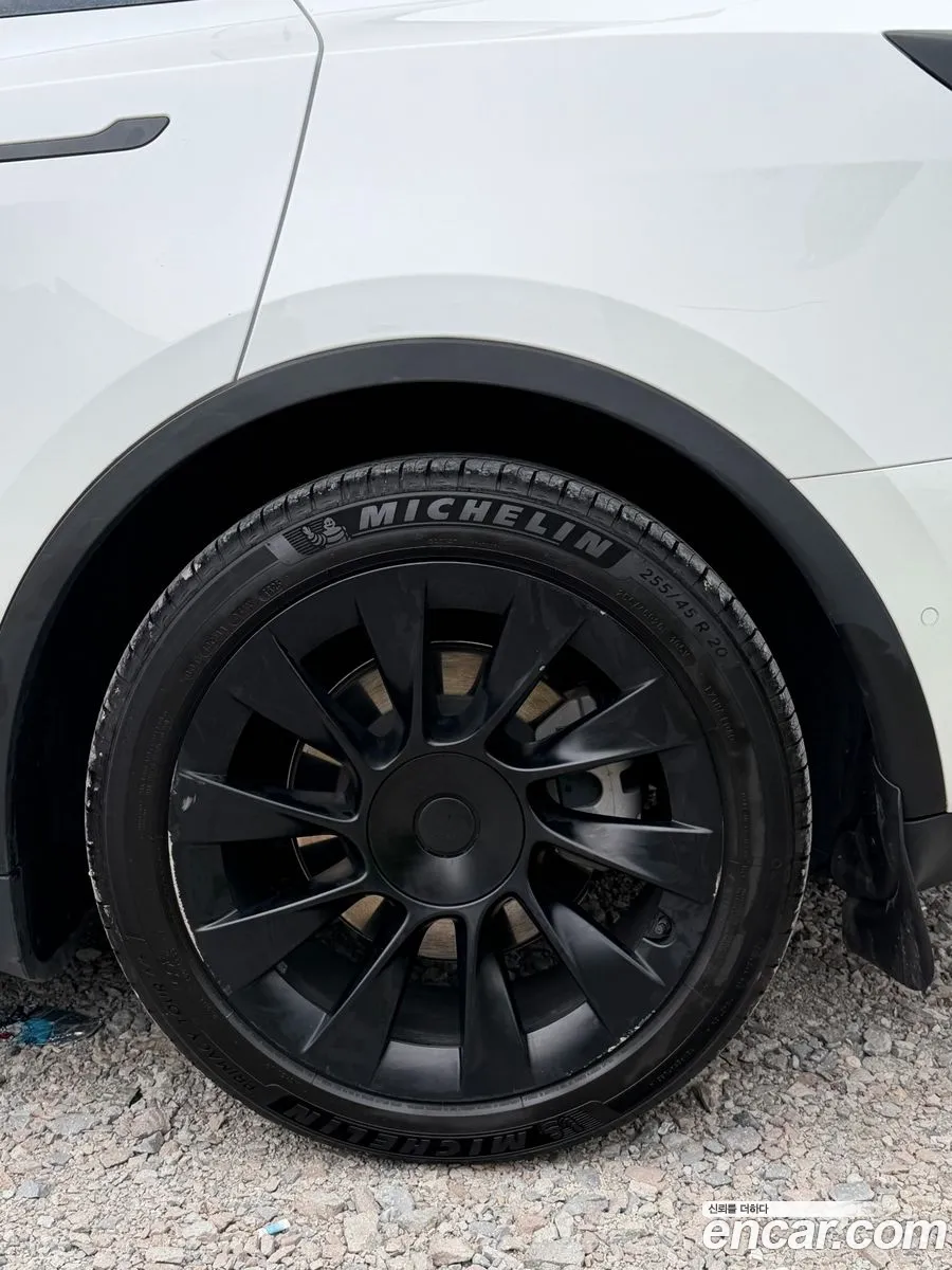 Tesla Model Y 2022 — 16