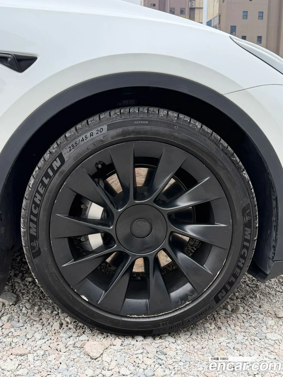 Tesla Model Y 2022 — 15