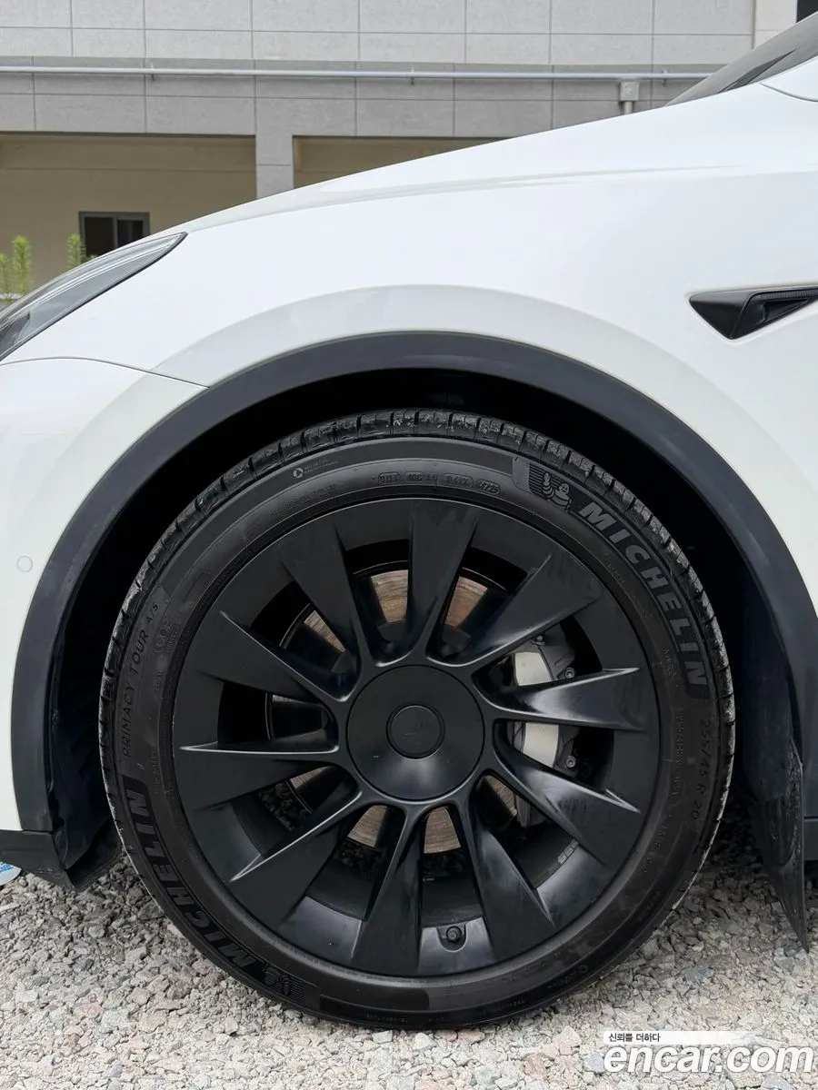 Tesla Model Y 2022 — 14