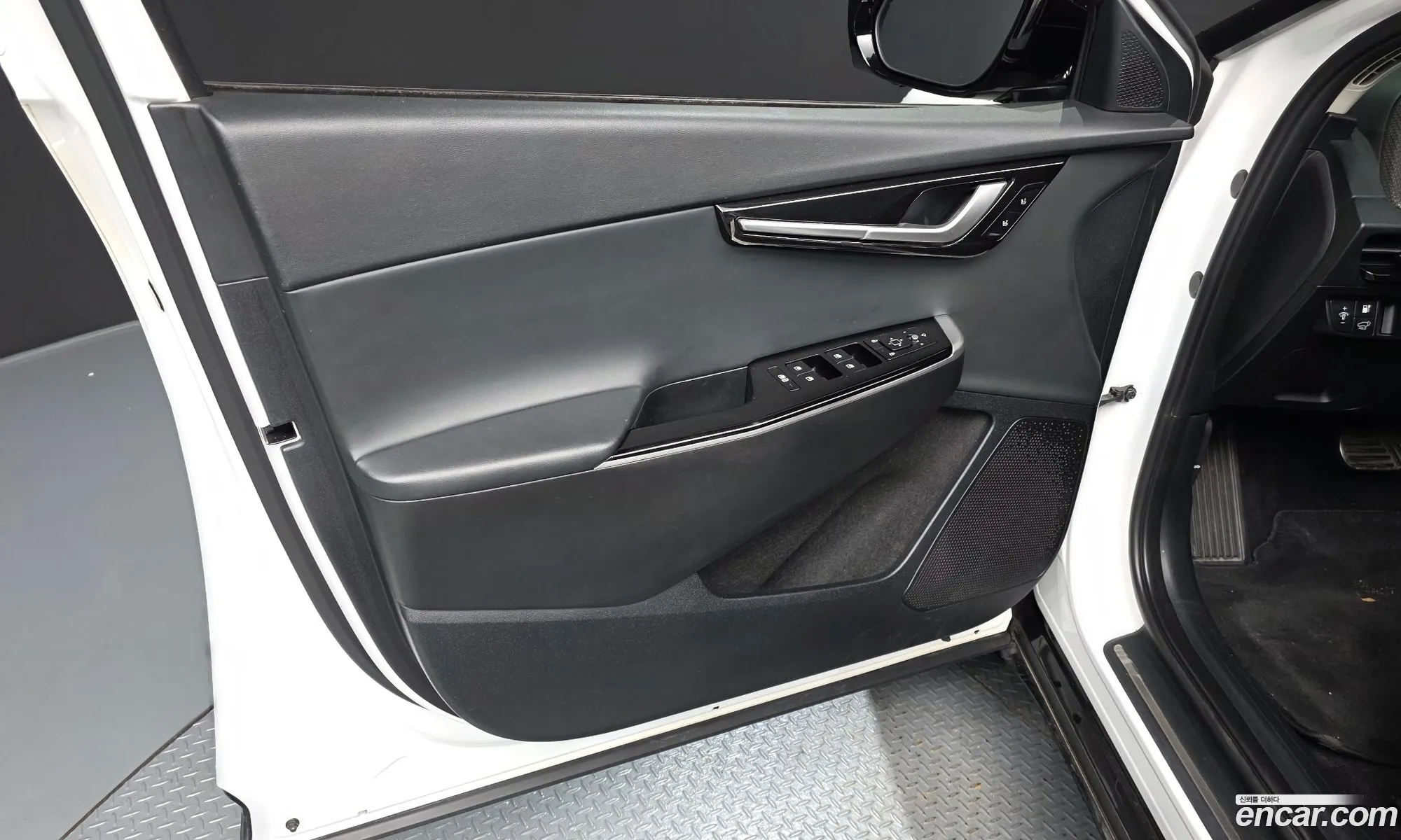 Kia EV6 2021 KNAC381AFNA010477 — 16