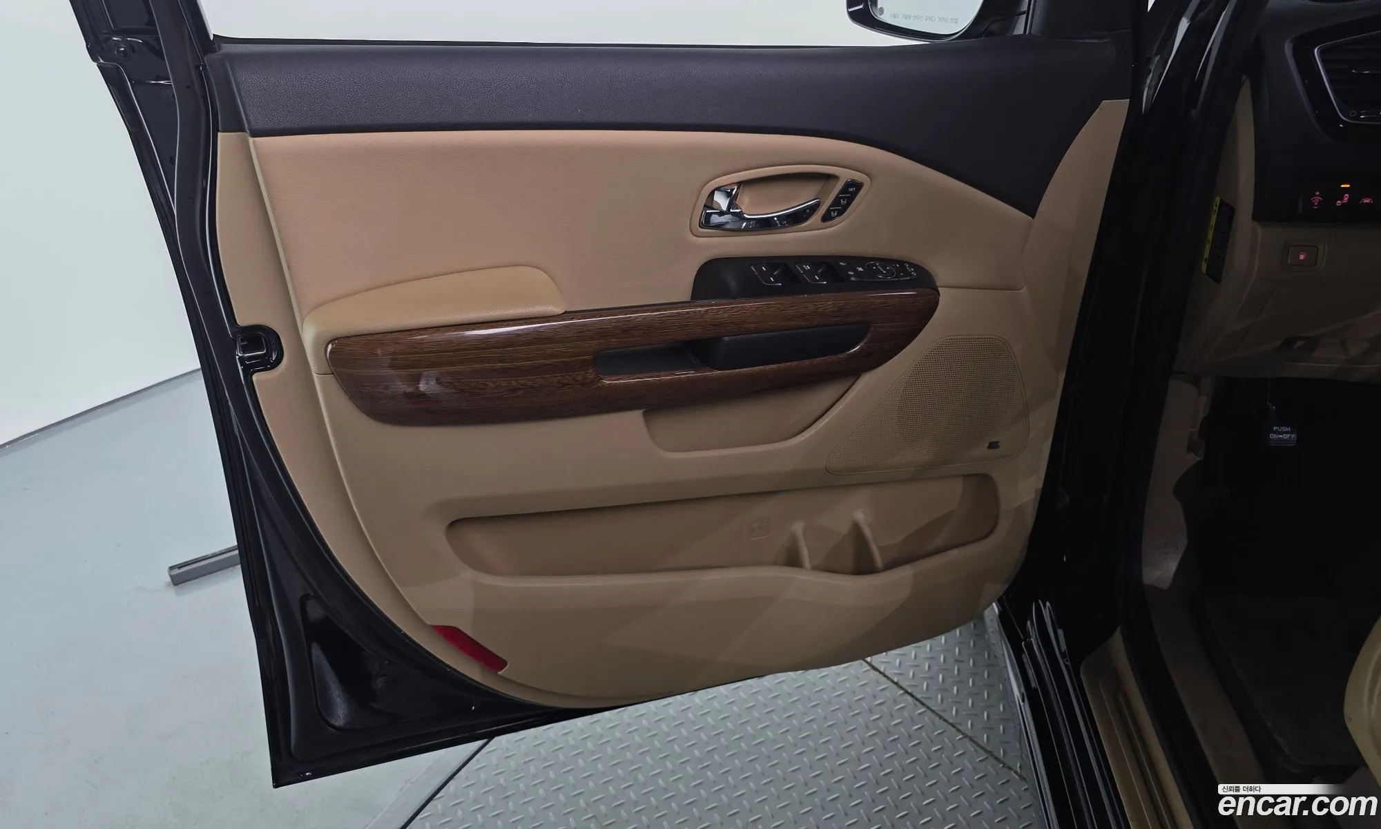 Kia Carnival 2017 KNAME81ABJS354329 — 31