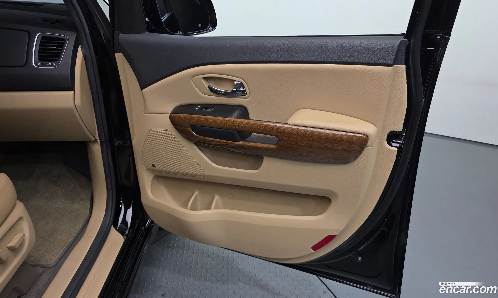 Kia Carnival 2017 KNAME81ABJS354329 — 19