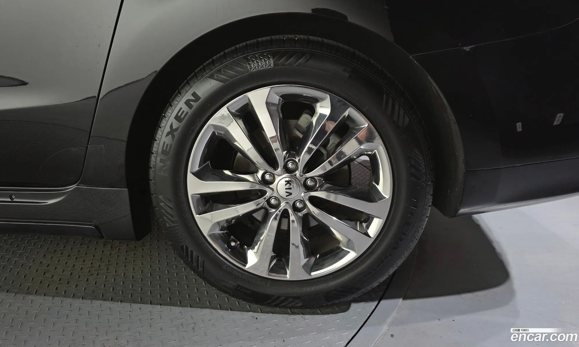 Kia Carnival 2017 KNAME81ABJS354329 — 3