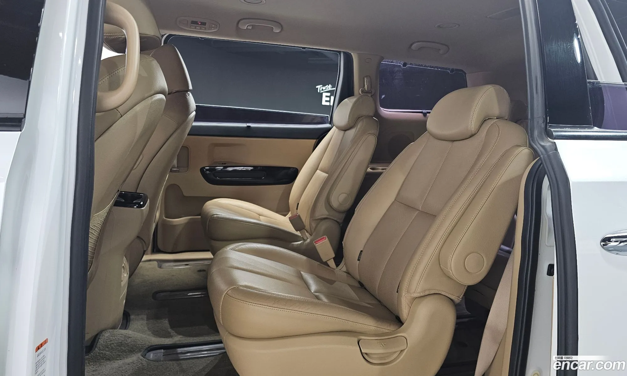 Kia Carnival 2018 KNAME81ABKS459288 — 17