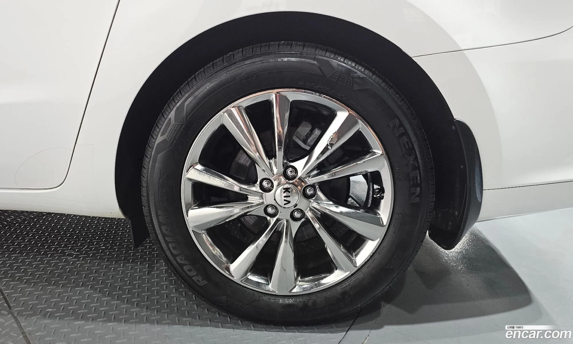 Kia Carnival 2018 KNAME81ABKS459288 — 11