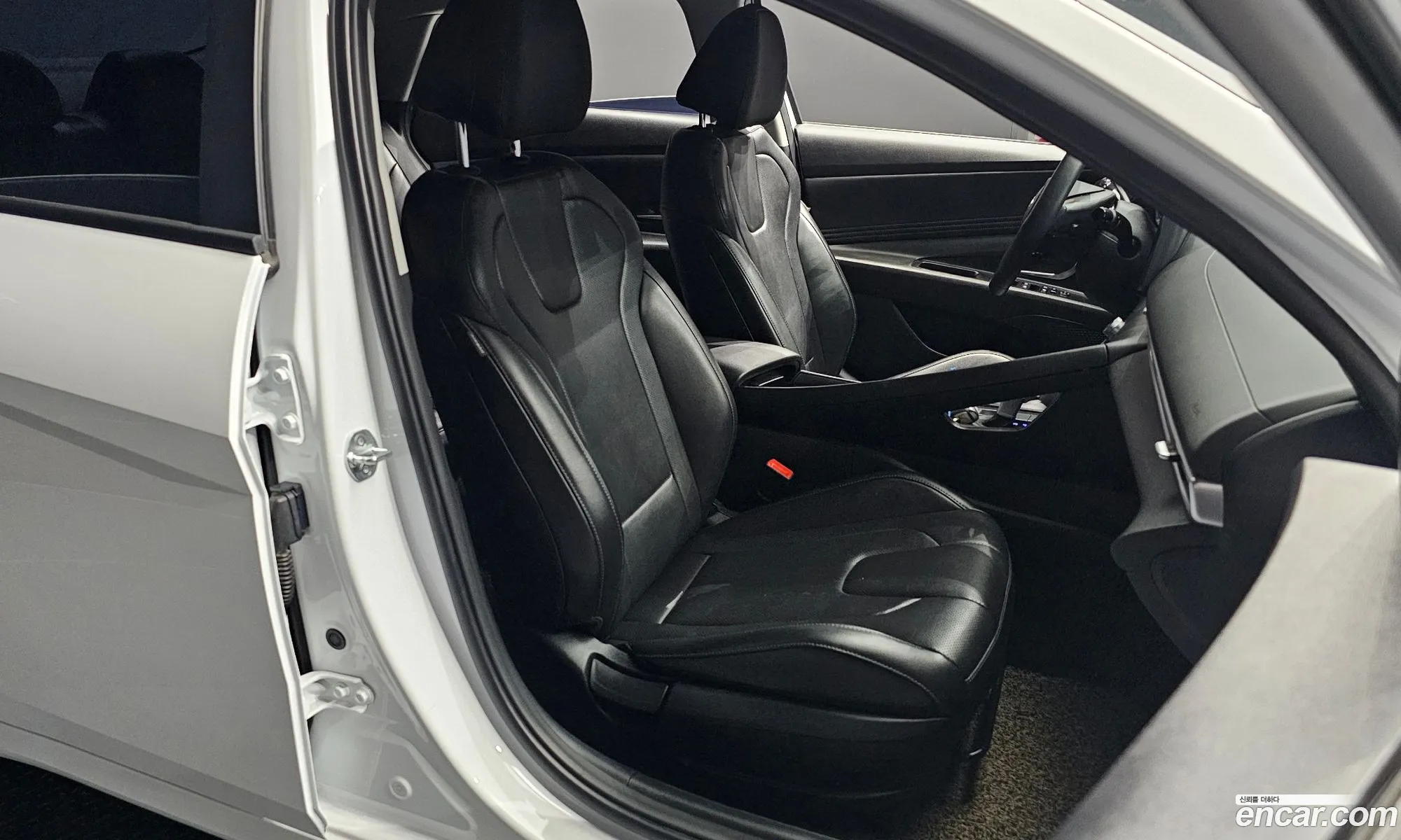 Hyundai Elantra Hybrid 2023 — 28