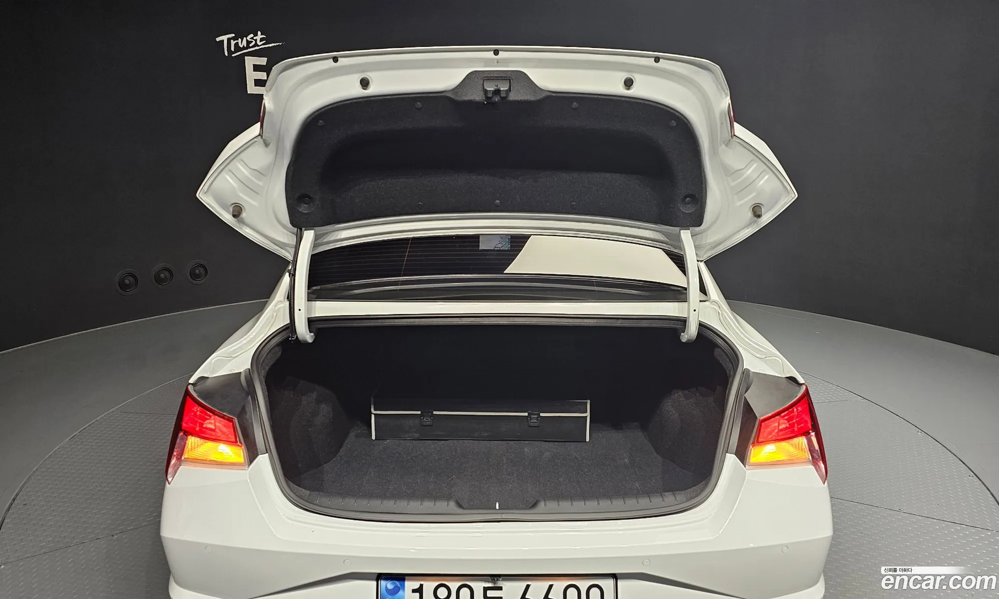 Hyundai Elantra Hybrid 2023 — 18