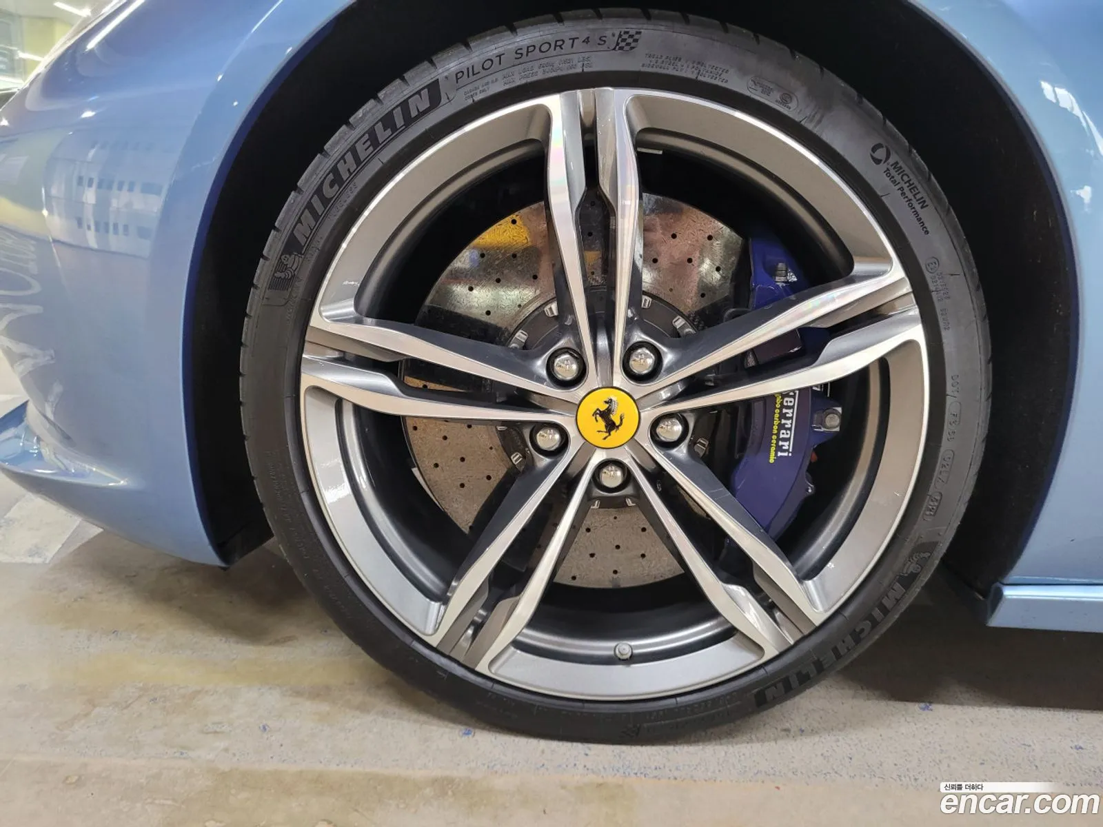 Ferrari GTC4Lusso 2019 — 15