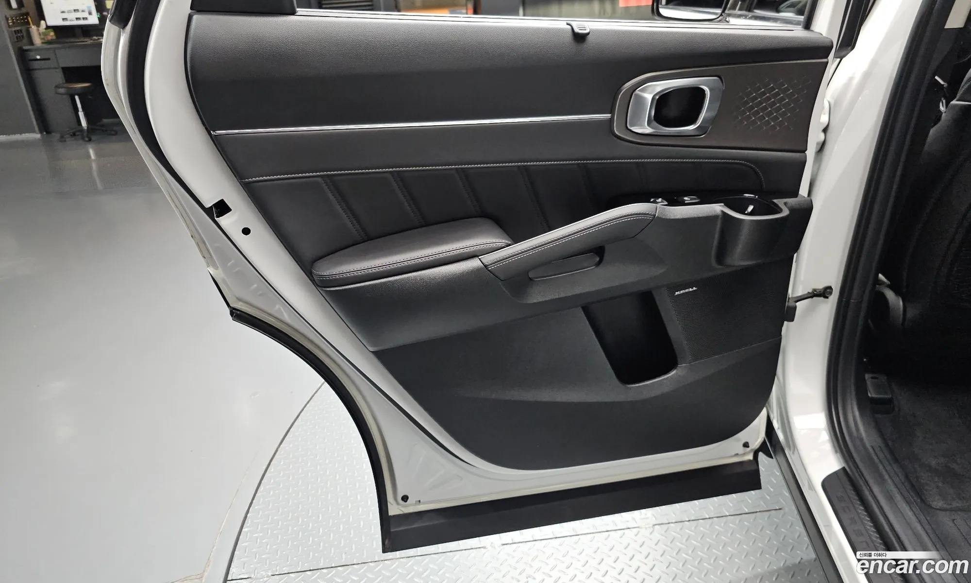 Kia Sorento 2023 KNARJ81FGRA252314 — 8
