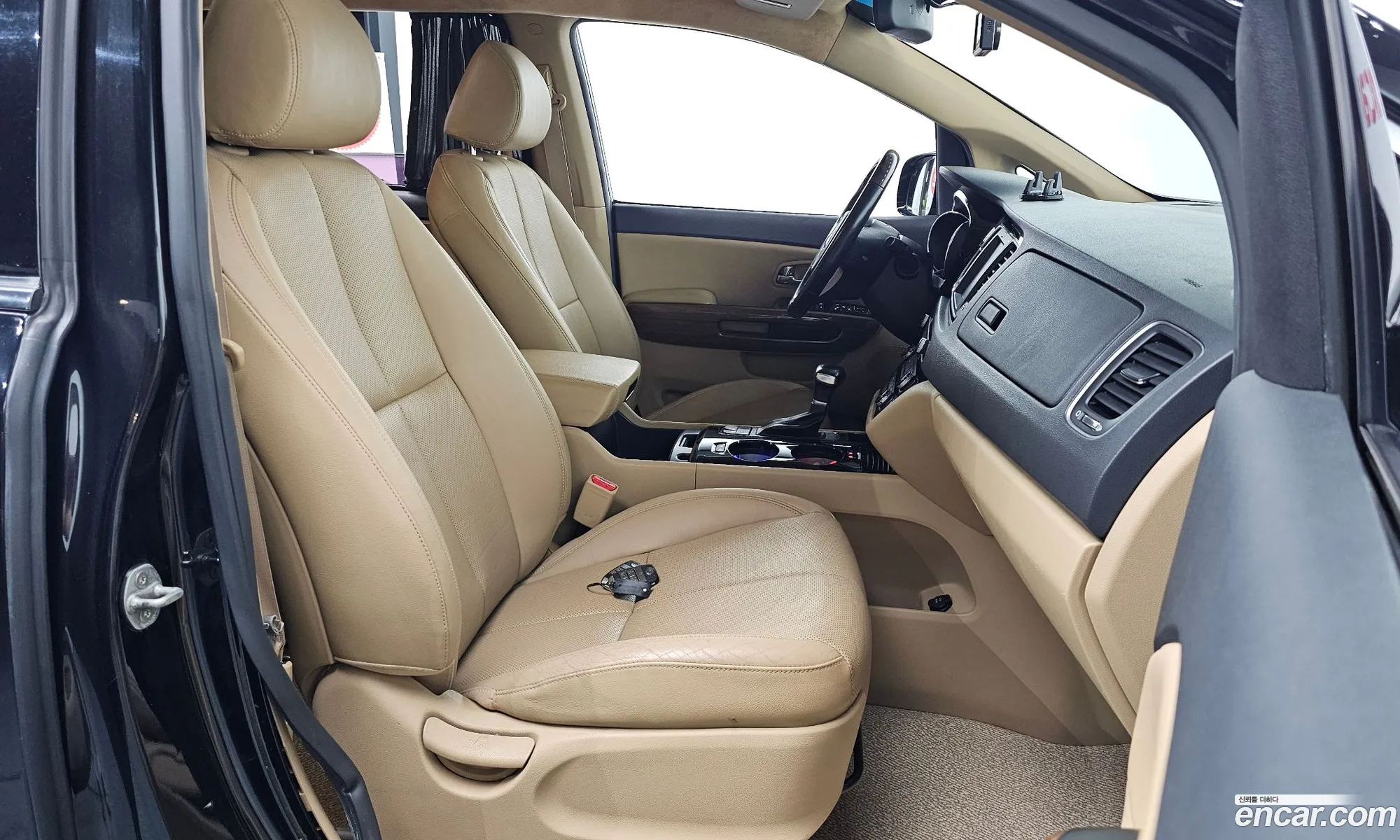 Kia Carnival 2018 KNAMB81ABJS432877 — 10