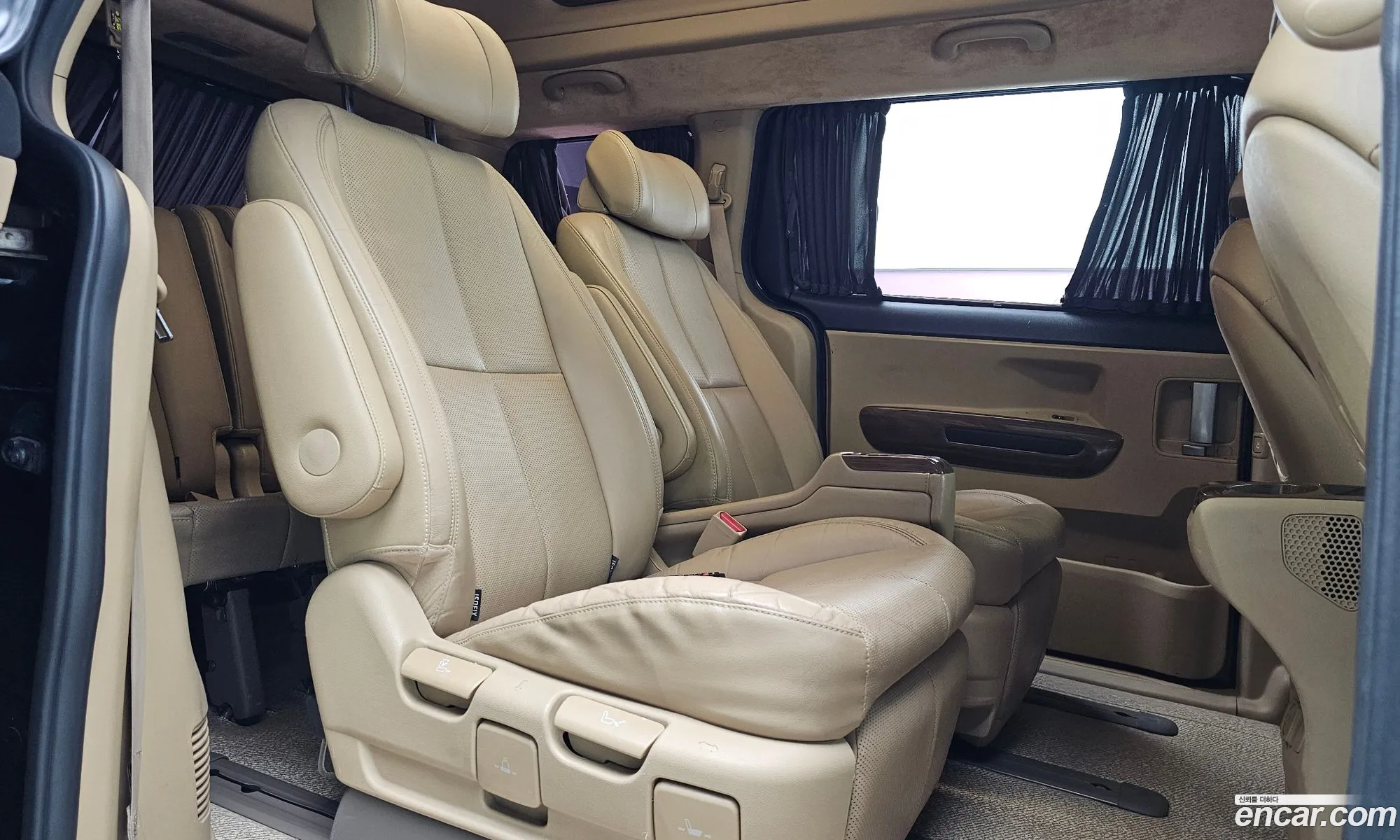 Kia Carnival 2018 KNAMB81ABJS432877 — 8