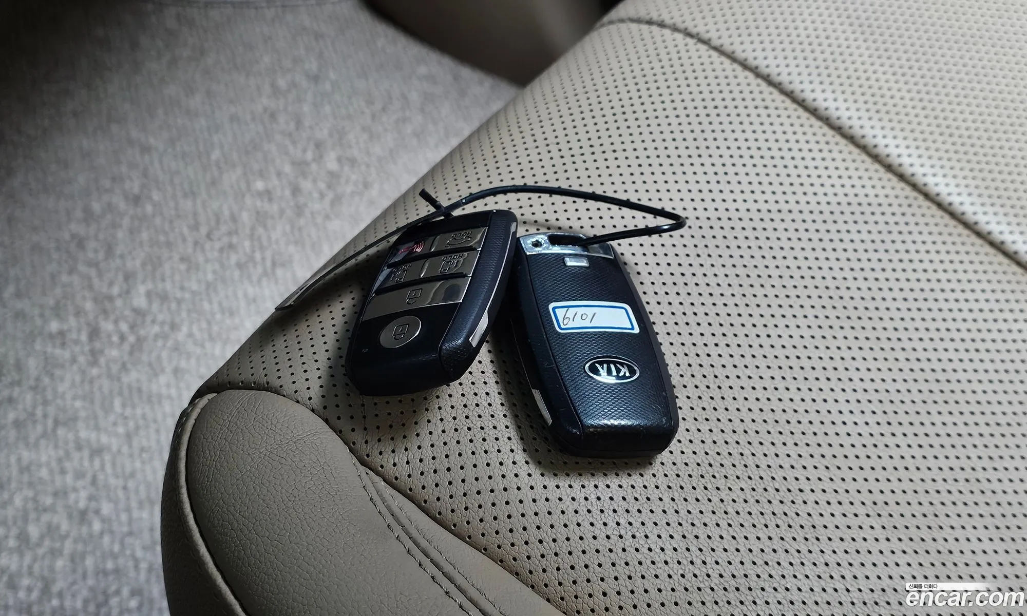 Kia Carnival 2018 KNAMB81ABJS432877 — 4