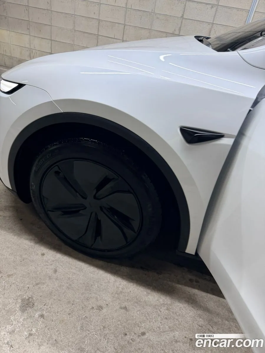 Tesla Model Y 2025 — 4