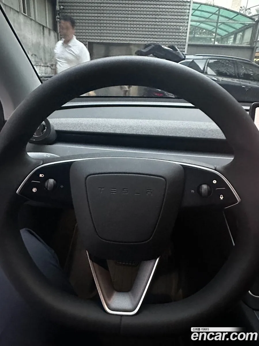 Tesla Model Y 2025 — 8