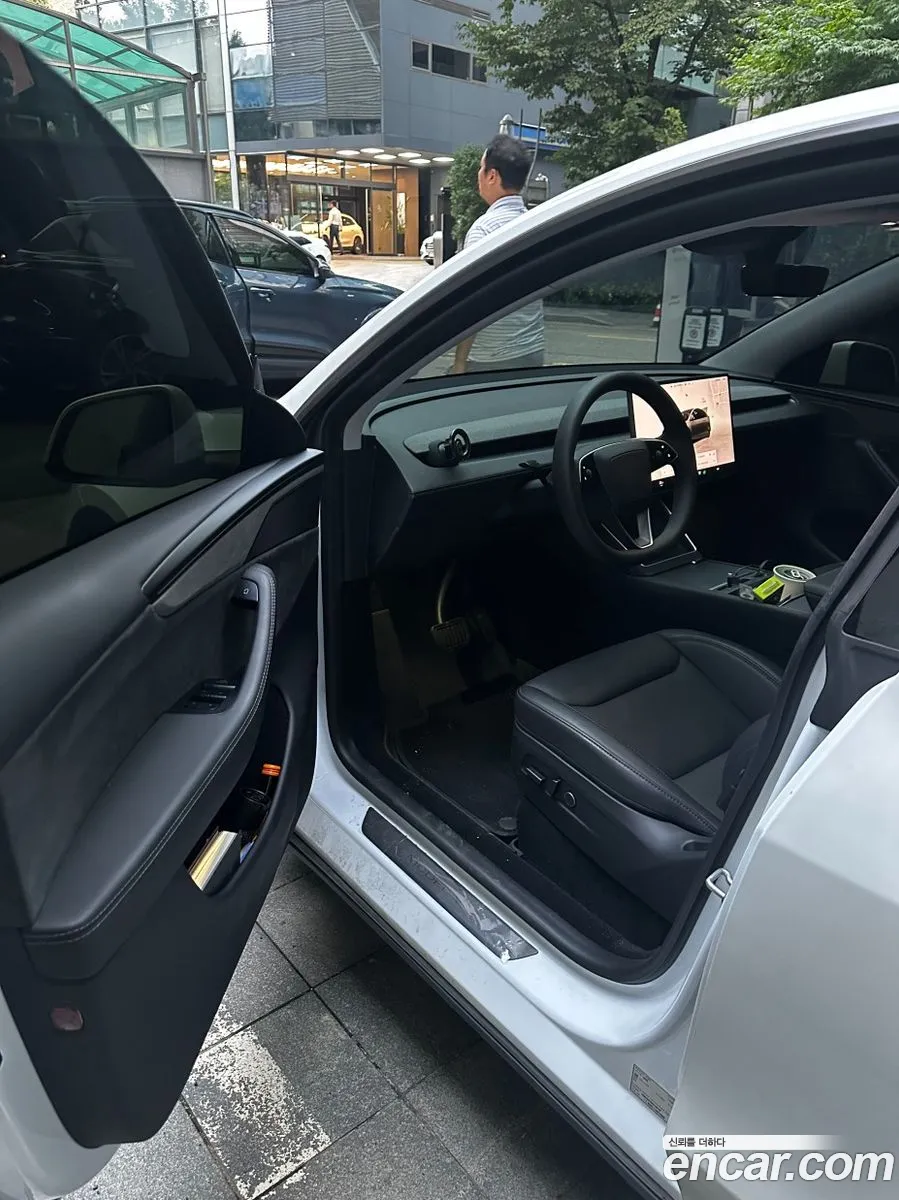 Tesla Model Y 2025 — 3