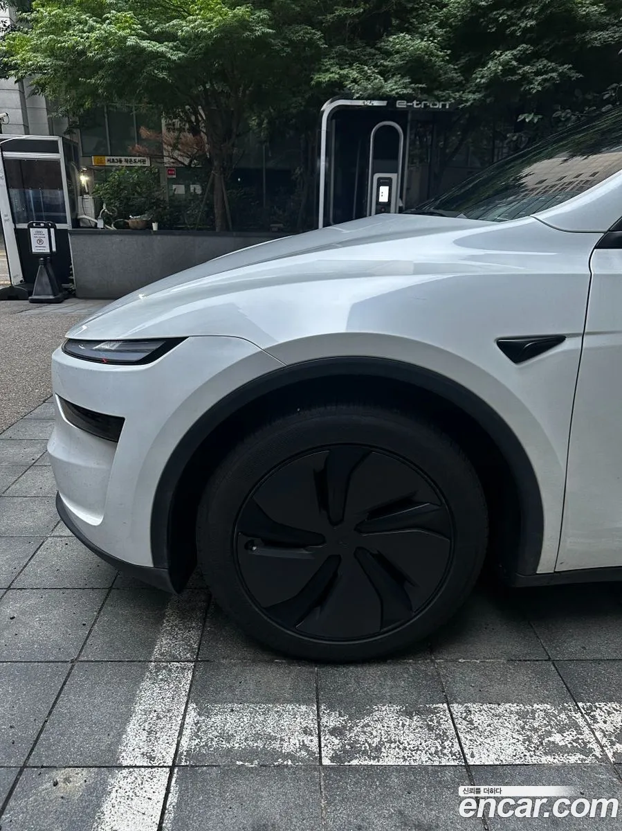 Tesla Model Y 2025 — 2