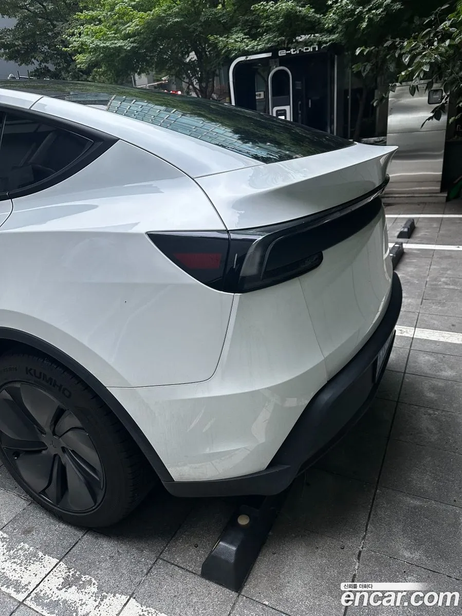 Tesla Model Y 2025 — 7